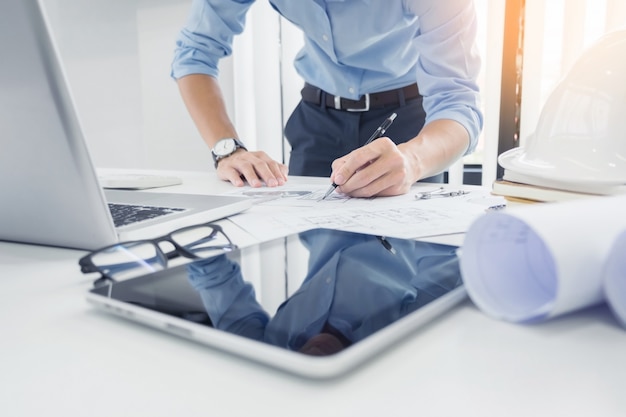 Photo man working in an office