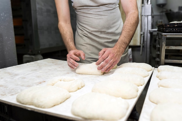 写真 おいしい焼きたてのパンに取り組んでいる男