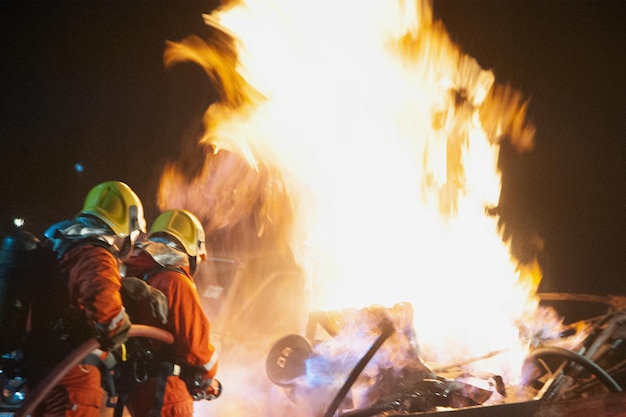 写真 火事に取り組んでいる男