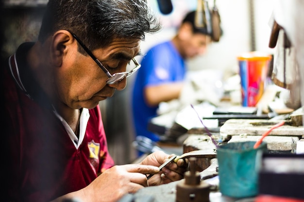 写真 金属を加工する男