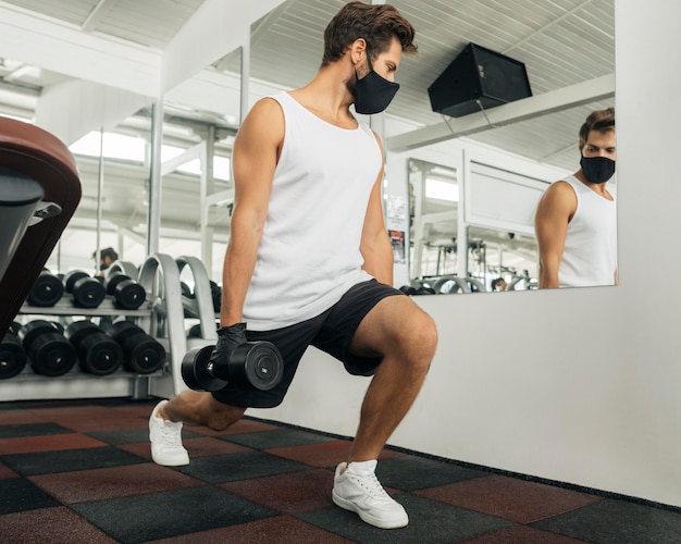 写真 鏡を見ながらジムで運動する男