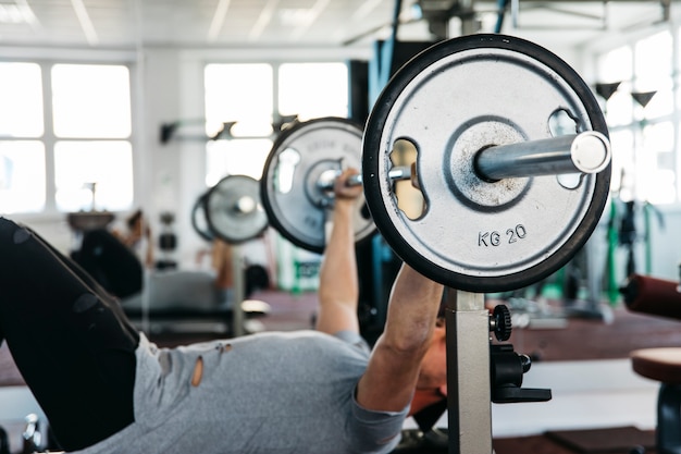 Foto uomo che lavora in palestra