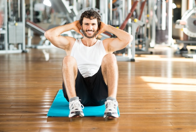 Man working out his abs in a gym