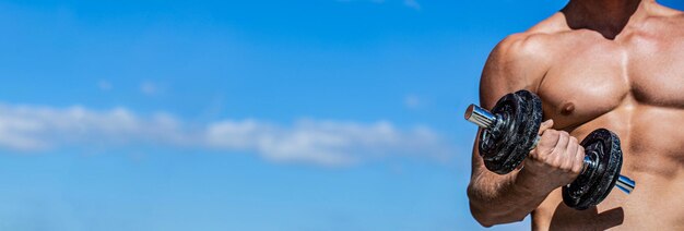 Foto uomo che lavora all'aperto persona che solleva manubri uomo che si esercita contro il cielo blu