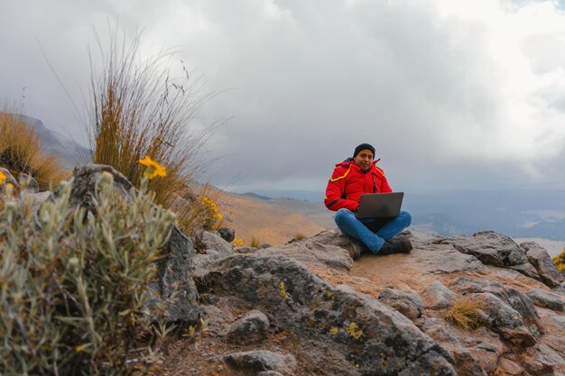 Uomo che lavora all'aperto con un laptop