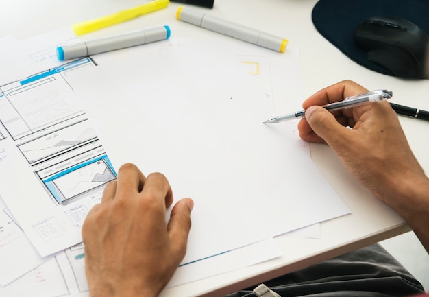 Photo man working planning documents white table