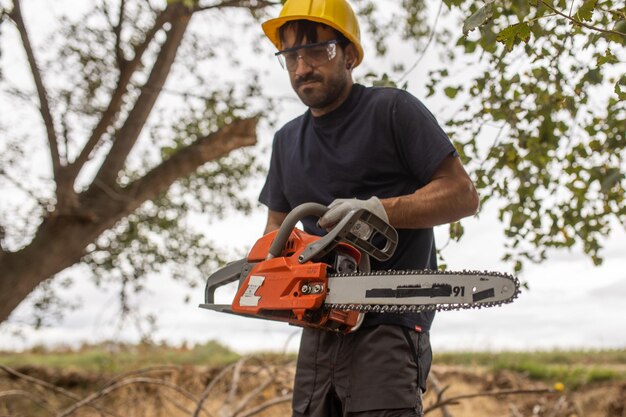 Photo man working on plant