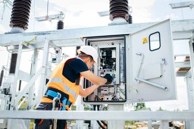 Photo a man working on a power plant