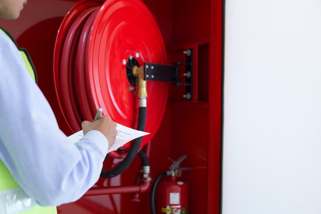 Foto uomo che lavora sulla porta rossa