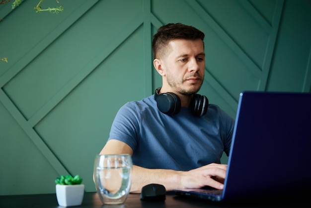 Фото Человек, работающий удаленно в домашнем офисе с ноутбуком
