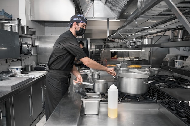 Foto uomo che lavora in un ristorante