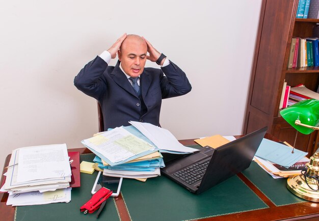 Photo man working at table in office