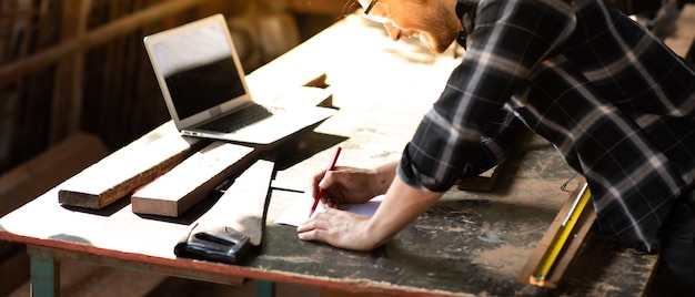 Photo man working on table in workshop