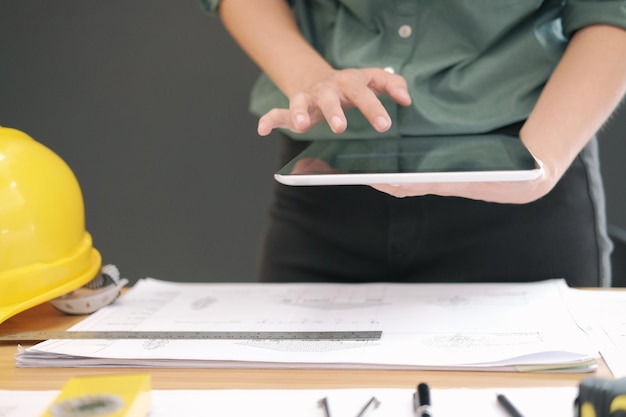 Photo man working on table