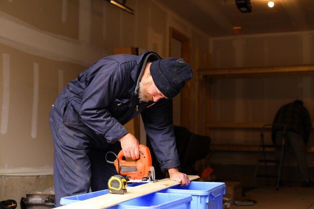 Photo man working on table