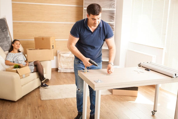 Photo man working on table