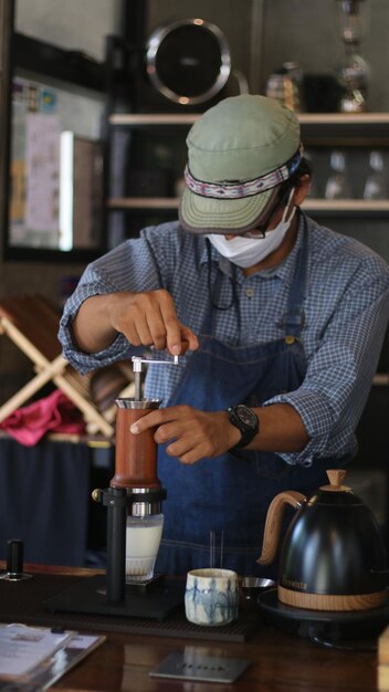 Photo man working on table