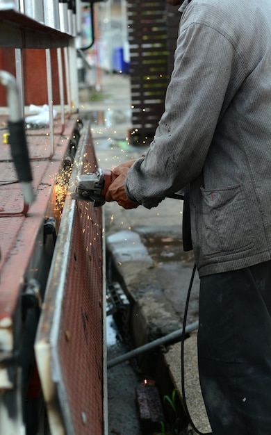 Photo man working on vehicle