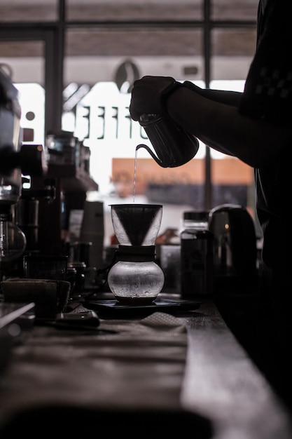 Фото Мужчина, работающий с кофе в кафе.