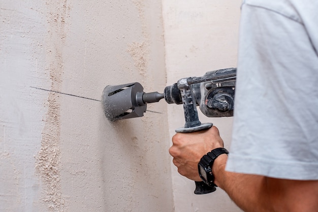 Photo man working with a drill repair