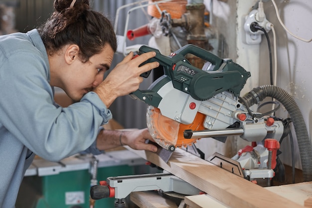 Man working with electric saw