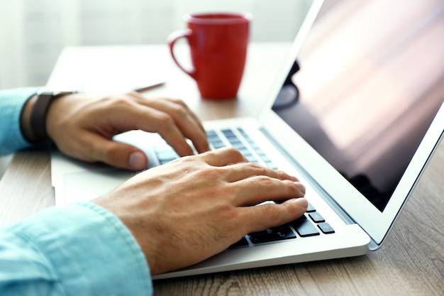 Uomo che lavora con il computer portatile in ufficio