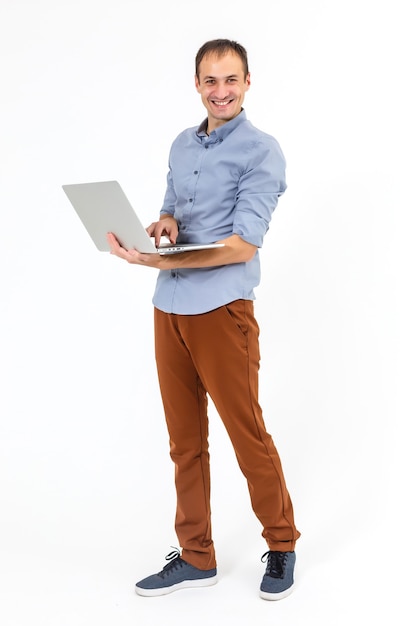 노트북으로 작업 하는 남자. 흰색 배경 위에