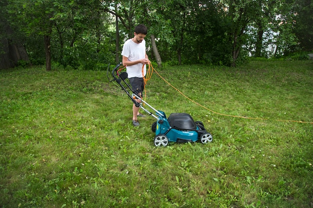 잔디 깍는 기계를 사용하는 사람