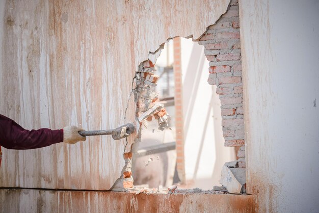 Photo man working on wood against wall