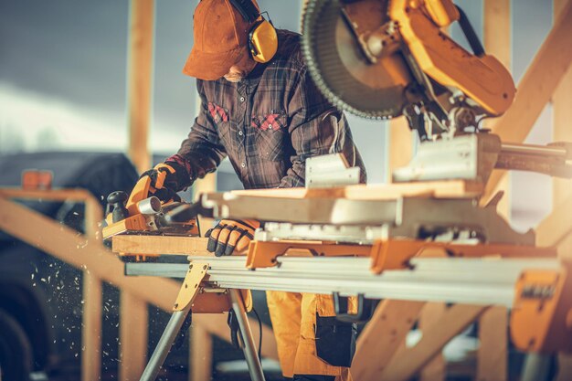 Foto uomo che lavora sul legno in officina