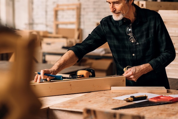 Photo man working on wood