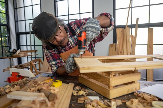 Photo man working on wood