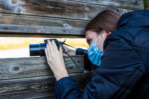 Photo man working on wood