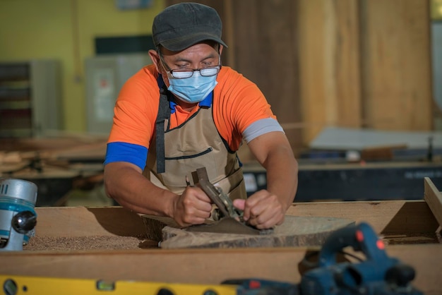 Photo man working on wood