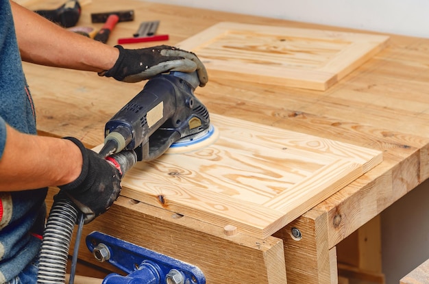 Foto uomo che lavora sul legno