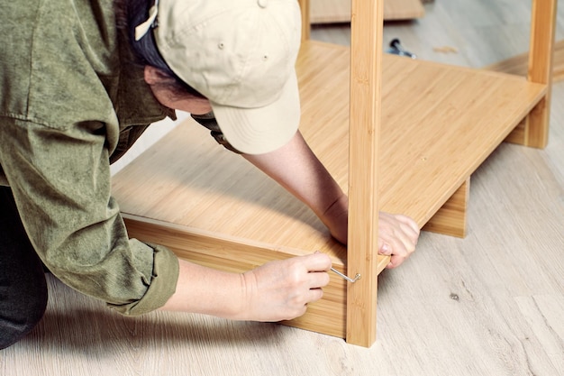 Photo man working on wooden floor at home