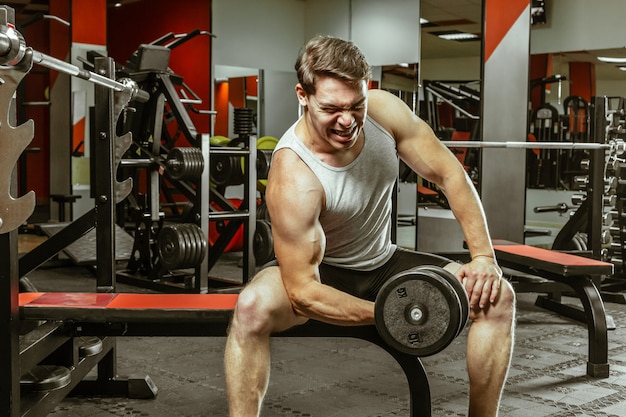 Man workout nella palestra locale