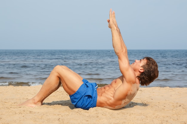 Человек во время тренировки на пляже