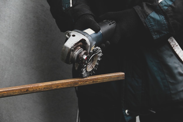 Photo a man works with an angle grinder. metal grinding process