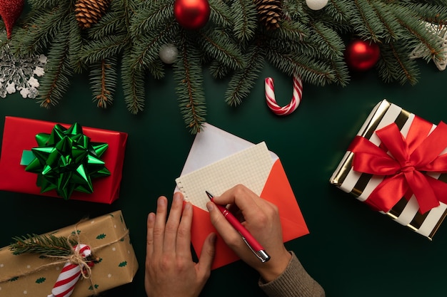 Foto un uomo scrive una lettera a babbo natale