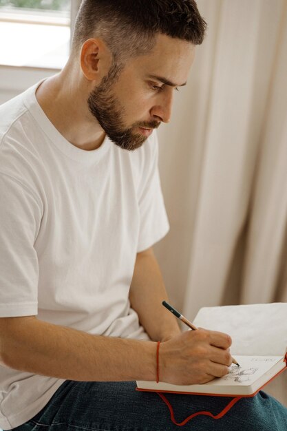 Foto uomo che scrive in un libro