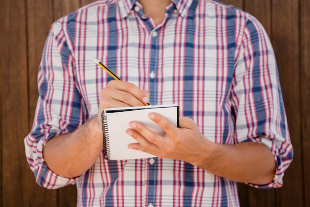 Photo man writing in a diary