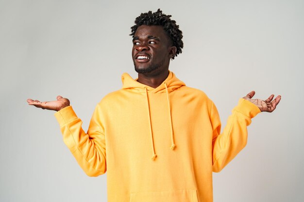 Photo man in yellow hoodie with hands out