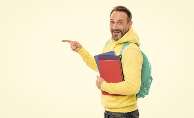 大人の男のための黄色のパーカー人差し指コピー スペース文学教育の男は、ワークブックを保持します。