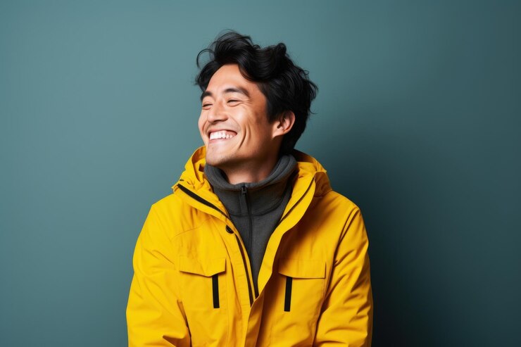 Photo 黄色いジャケットを着た男が笑っている肖像画の笑顔