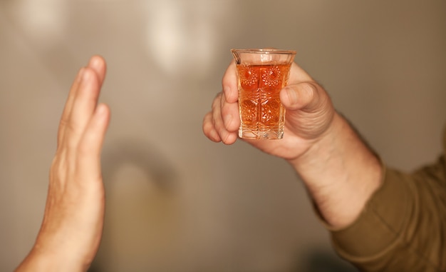 Man zegt niet meer tegen alcohol met zijn lichaamstaal