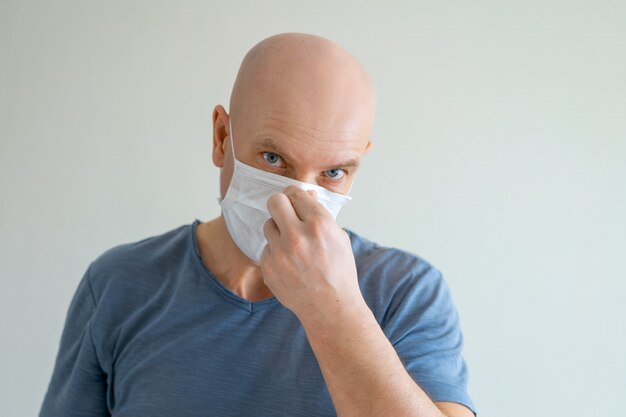 Man zet een medisch masker op zijn gezicht