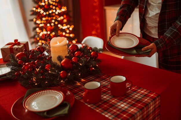 Man zet kersttafel