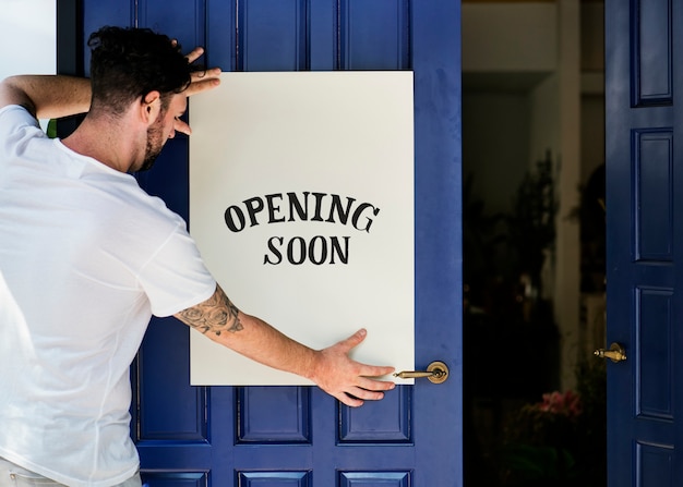 Foto man zetten winkel opening binnenkort teken