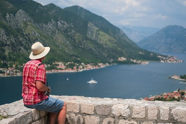 Man zie uitzicht panorama de prachtige natuur landschap montenegro